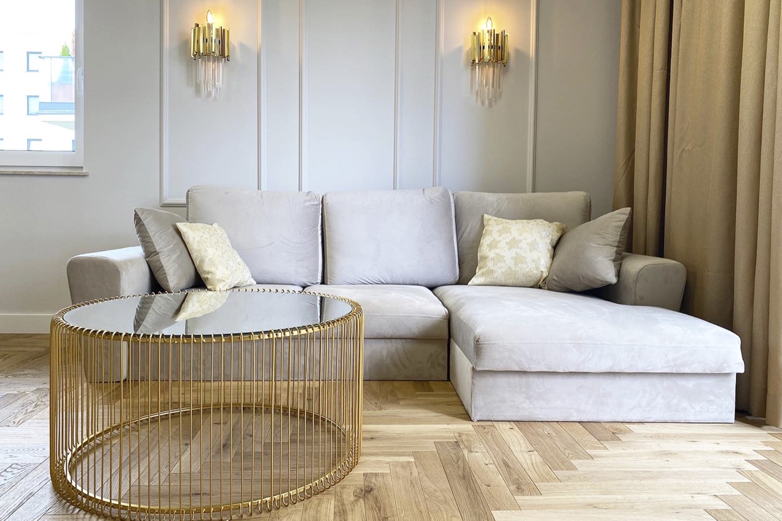 Salon z realizacji GSI — narożnik, stolik mosiężny, sztukateria