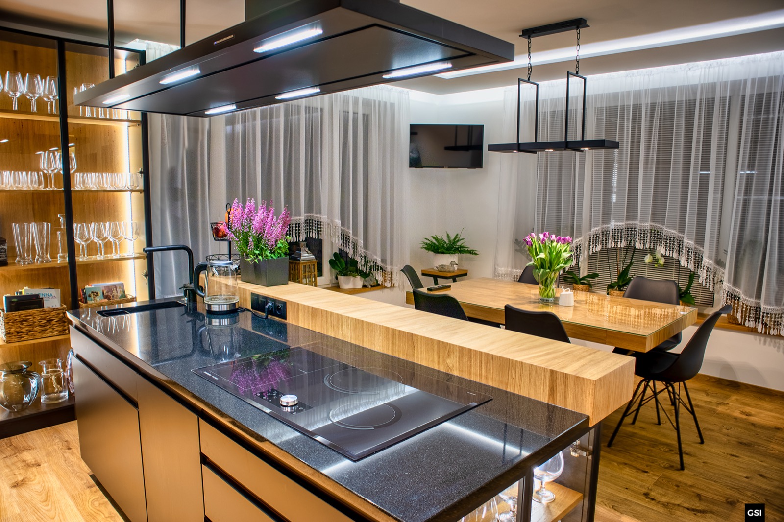 Kuchnia z realizacji GSI — wyspa, okap, jadalnia w tle